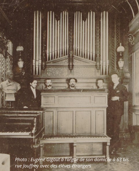 Photo : Eugène Gigout à l'orgue de son domicile à 63 bis rue Jouffroy avec des élèves étrangers